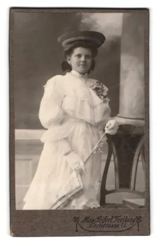 Fotografie Max Seifert, Freiberg, Poststrasse 11, Dame im eleganten weissen Kleid
