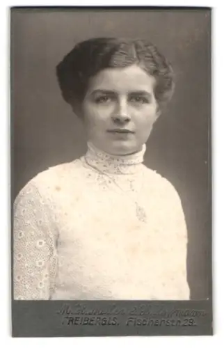 Fotografie M. H. Müller & H. Hoffmann, Freiberg i.S., Fischerstr. 29, Porträt einer jungen Frau