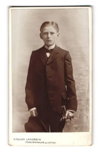 Fotografie W. Langbein, Fürstenwalde a.d. Spree, Promenadenstrasse 93, Junge im Anzug