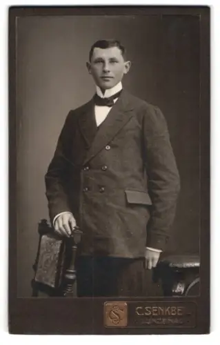 Fotografie C. Senkbei, Lunzenau, Eleganter Herr in Anzug