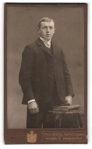 Fotografie Otto Hertel, Freiberg, Erbischestr. 11, Junger Mann im Anzug