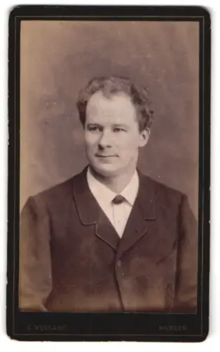 Fotografie E. Weyland, Berlin, Behren-Str. 26, Porträt eines Mannes