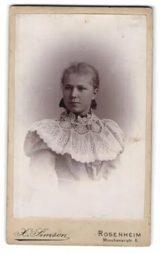 Fotografie X. Simson, Rosenheim, Münchenerstr. 6, Porträt einer jungen Frau mit Spitzenkragen