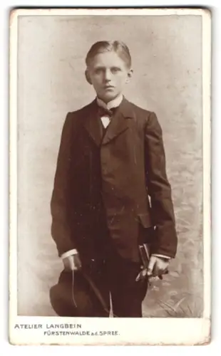 Fotografie W. Langbein, Fürstenwalde a.d. Spree, Promenadenstrasse 9, Junger Mann im Anzug