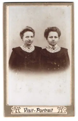 Fotografie unbekannter Fotograf und Ort, Zwei Frauen in dunkler Kleidung