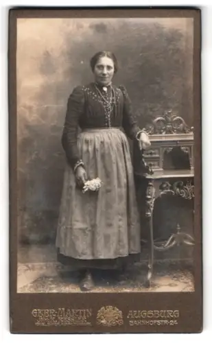 Fotografie Gebr. Martin, Augsburg, Bahnhofstrasse 24, Frau mit Blumenstrauss