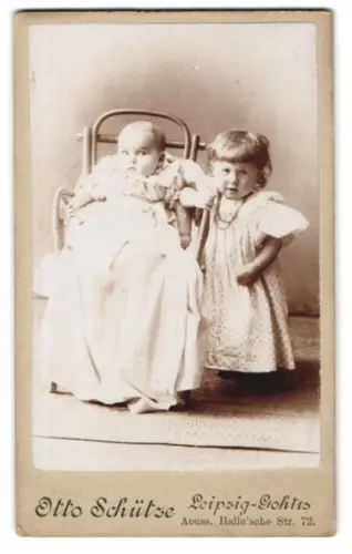 Fotografie Otto Schütze, Leipzig-Gohlis, Aeuss. Halle`sche Str. 72, Zwei Kinder im Atelier