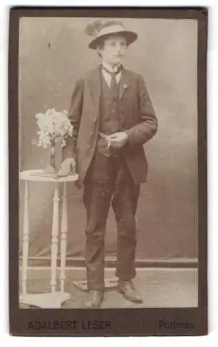 Fotografie Adalbert Leser, Pöttmes, Mann mit Hut neben Tisch