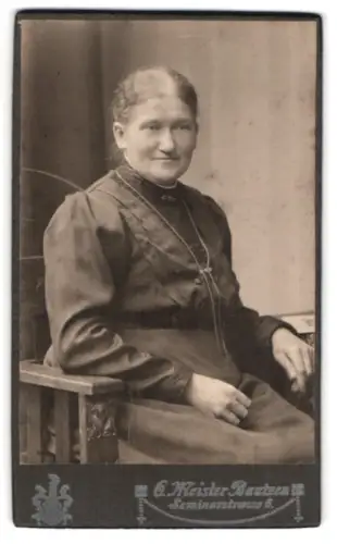 Fotografie Oskar Meister, Bautzen, Seminarstrasse 6, Frau auf einem Stuhl sitzend