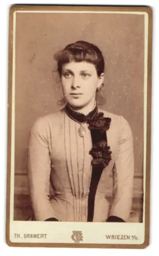Fotografie Th. Grawert, Wriezen, Porträt einer Frau mit Blumendekoration
