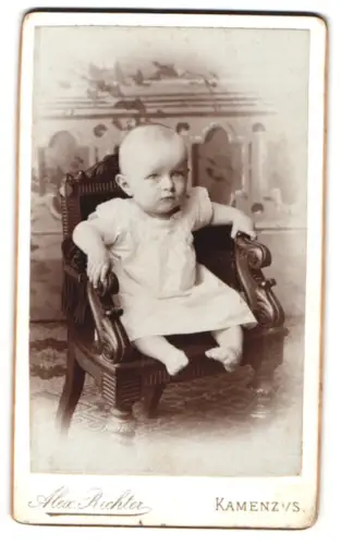 Fotografie Alex Richter, Kamenz, Junge in einem dekorativen Stuhl