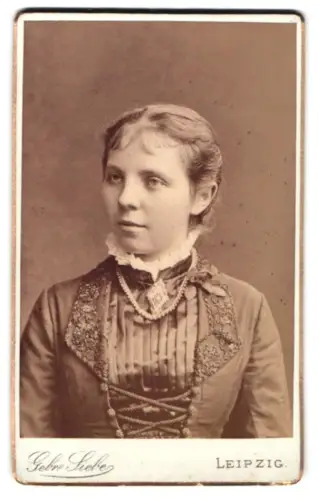 Fotografie Gebr. Siebe, Leipzig, Grimmaischer Steinweg 11, Porträt einer jungen Frau