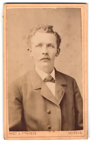 Fotografie F. Thiele, Leipzig, Hospitalstrasse 3c, Porträt eines Mannes