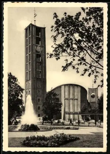 AK München, Neue Matthäuskirche mit Brunnen