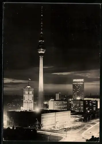 AK Berlin, Rathaus, Fernseh- und Ukw-Turm der Deutschen Post und Interhotel Stadt Berlin bei Nacht