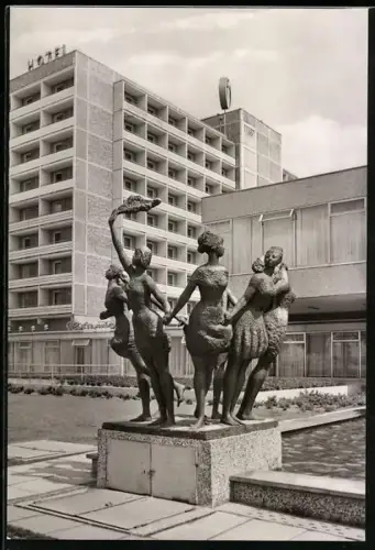 AK Rostock, Partie am Interhotel Warnow mit Plastik Sieben stolze Schwestern küsst das eine Meer von R. Dietrich