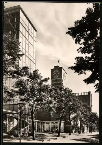 AK Düsseldorf, Strassenpartie mit Grünanlagen und Blick aufs Rathaus