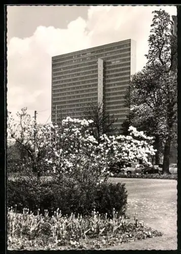 AK Düsseldorf, Blick aufs Thyssen-Haus aus einer Gartenanlage
