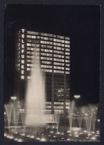 AK Berlin, Partie am Ernst-Reuter-Platz mit Springbrunnen bei Nacht