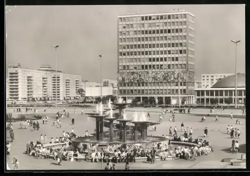 AK Berlin, Partie am Alexanderplatz mit Brunnen der Völkerfreundschaft