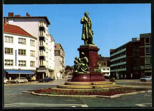 AK Bremerhaven, Theodor-Heuss-Platz mit Denkmal