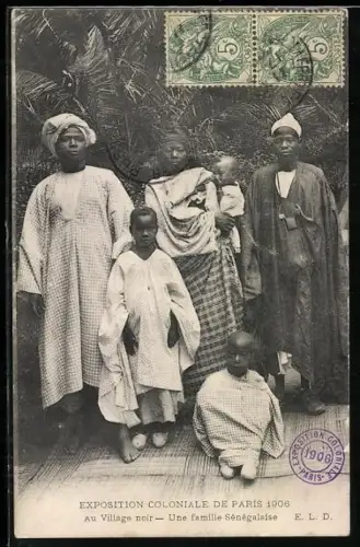 AK Paris, Exposition Coloniale de Paris 1906, Au Village Noir, Une famille Sénégalaise, Völkerschau