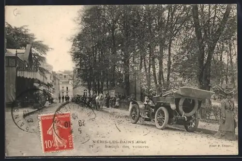 AK Néris-les-Bains /Allier, Station des voitures et avenue bordée d`arbres