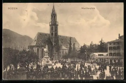 AK Bozen, belebter Waltherplatz mit Kirche