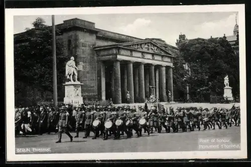 AK Berlin, Aufziehende Wache vor dem Ehrenmal