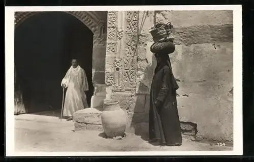AK Araberin trägt ihre Habe auf dem Kopf