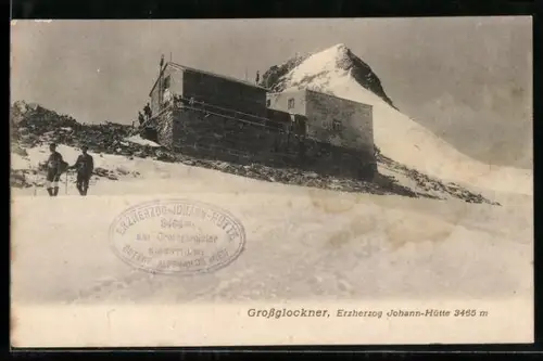 AK Erzherzog Johann-Hütte, Grossglockner, Aussenansicht den Hang hinauf, Winteransicht