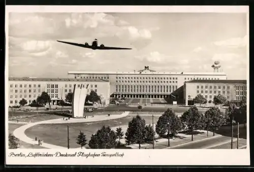AK Berlin, Luftbrückendenkmal auf dem Flughafen Tempelhof