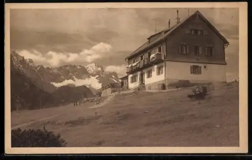 AK Kreuzeckhaus, Blick auf Berghütte