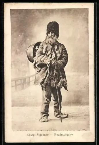 AK Kessel-Zigeuner mit Pelzmütze und zerissener Kleidung