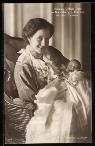 AK Herzogin Victoria Louise zu Braunschweig mit dem Erbprinzen