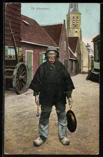 AK Ausrufer eines Dorfes in Regenkleidung