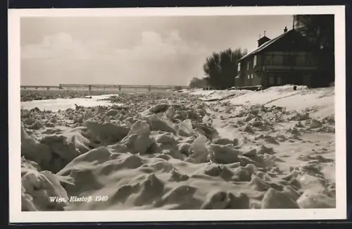 AK Wien, Eisstoss 1940, Aufgetürmtes Eis mit Brücke und Haus am Ufer