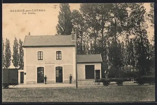 AK Savigné-sur-Lathan, La Gare, Bahnhof von der Gleisseite gesehen