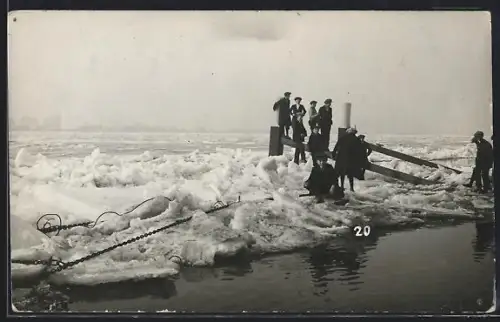 AK Gorinchem, Uferpartie mit Menschen nach Eisstoss