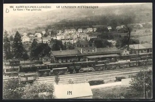 AK Saint-Sulpice-Laurière, La Gare, Vue générale avec trains et village en arrière-plan