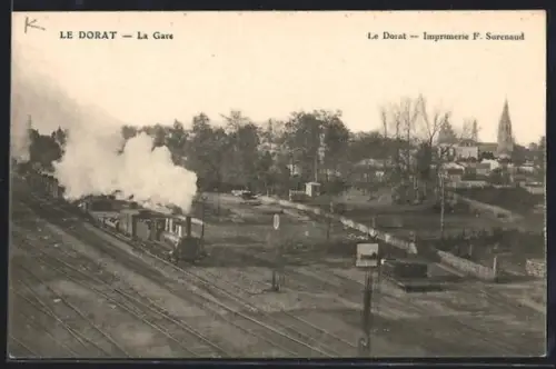 AK Le Dorat, La Gare avec train à vapeur et vue du village en arrière-plan