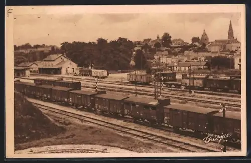 AK Le Dorat /Haute-Vienne, La Gare et trains de marchandises en arrière-plan du village