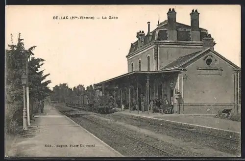 AK Bellac /Hte-Vienne, La Gare avec train sur le quai et voyageurs en attente