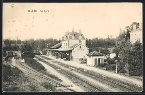 AK Bellac, La Gare et les voies ferrées environnantes