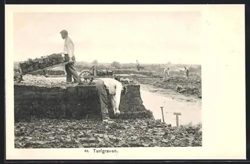 AK Arbeiter beim Abbau von Torf