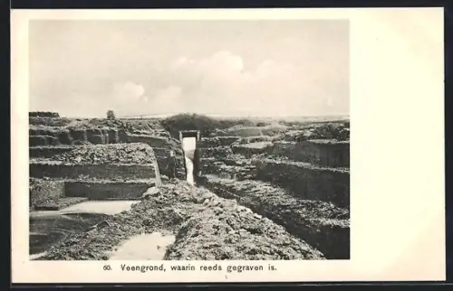 AK Person vor Schichten abgetragenen Torfs