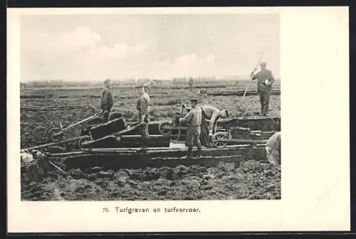 AK Männer beim Abbau von Torf