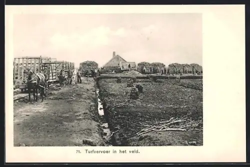 AK Mit Torf gefüllte Wagen und Arbeiter