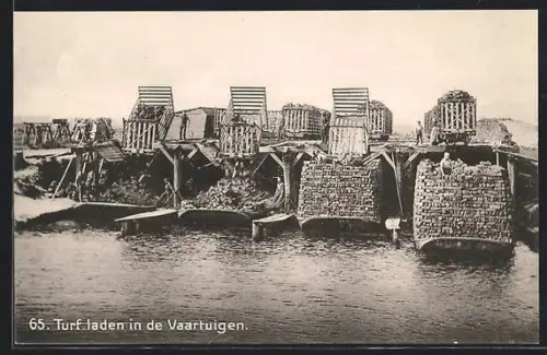 AK Abladen von Torf auf Boote