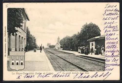 AK La Haye-Descartes /Indre-et-Loire, La Gare, Arrivée d`un train, Bahnhof